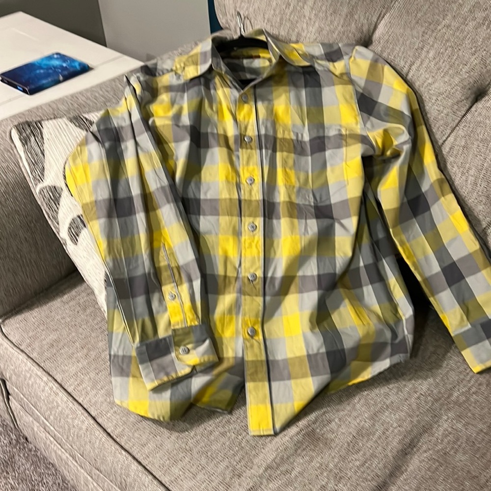 I’m selling a nice Retro dress botton up shirt. It’s to small on me now…